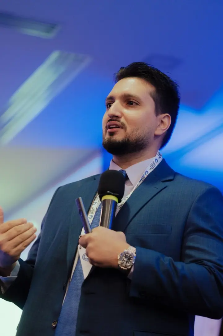 Rafael Mota falando em evento para advogados